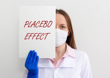 Plasebo etkisi kavramı. Doktor elleri kağıdı kapatıyor..