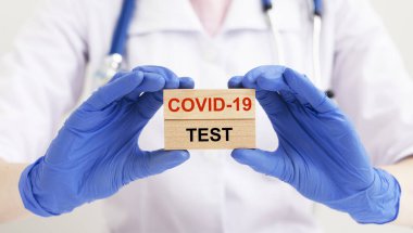 COVID-19 test yazıları. Coronavirus konsepti doktorun ellerinde..