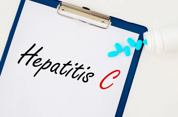 Hepatitis Konzeptbeschriftung Auf Dem Tisch Mit Papier Und Pillen — Stockfoto
