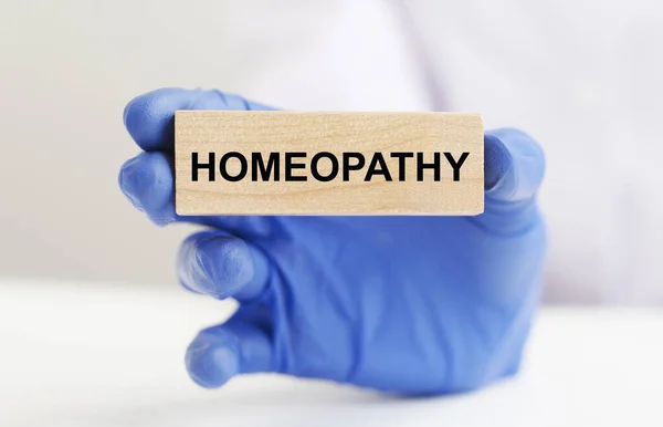 Homeopathie Wortkonzept Auf Holzklotz Arzthänden Alternative Medizin — Stockfoto