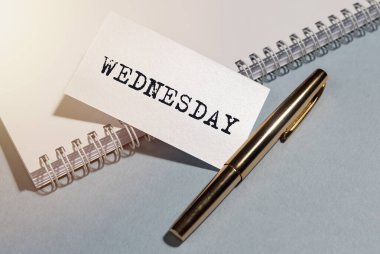 Wedding kelimesi haftanın bir günü ofis masasında kağıda yazıldı.