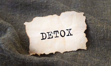 DETOX kelimesi doğal bez, sağlık konsepti üzerine el işi kağıdı üzerine