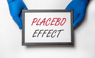 Plasebo etkisi kavramı. Eldivenler içinde doktorun ellerinde..