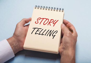 konsept kelime Hikaye anlatımı masadaki erkek eli, üst görünüm, pazarlama yöntemleri