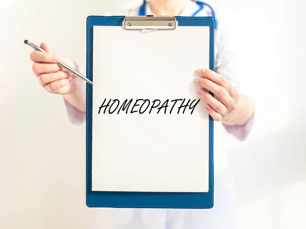 Homeopathie Wortkonzept Auf Papier Arzthänden Alternative Medizin — Stockfoto