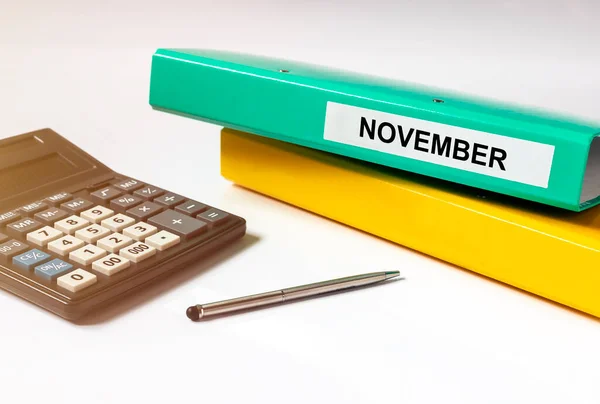 Concept Novembre Inscription Sur Table Bureau Avec Chemises Calculatrice — Photo