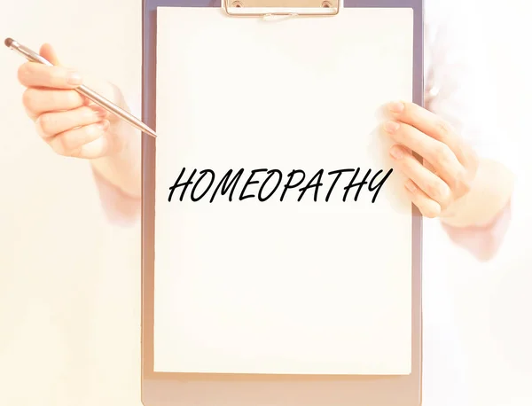 Homeopathie Wortkonzept Auf Papier Arzthänden Alternative Medizin — Stockfoto
