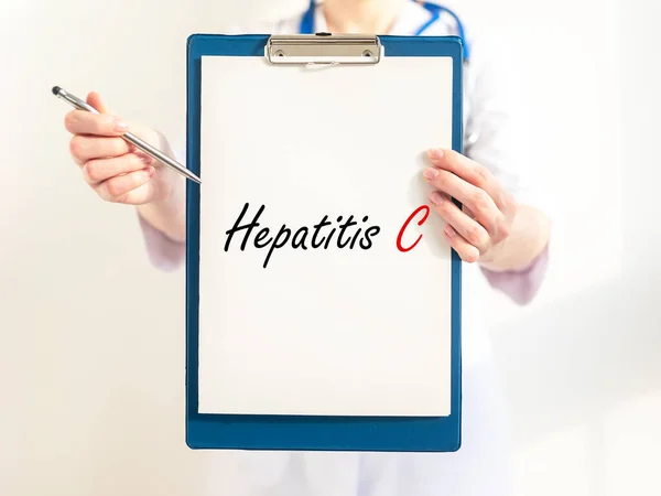 Arzt Besitz Einer Karte Mit Hepatitis Aufschrift Medizinisches Konzept — Stockfoto