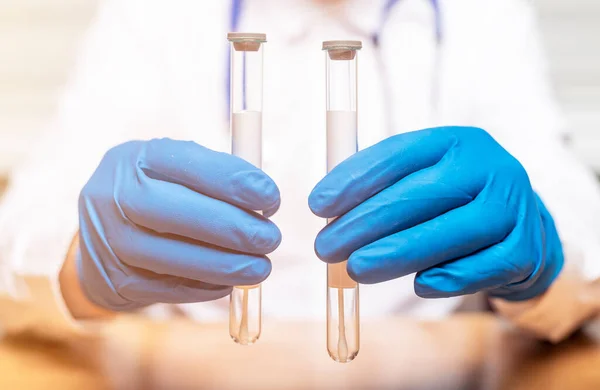 Médico Masculino Mãos Segurando Tubos Ensaio Laboratório Perto — Fotografia de Stock