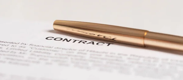 Conclusão Conceito Contrato Papel Contratual Com Caneta Dourada Close — Fotografia de Stock