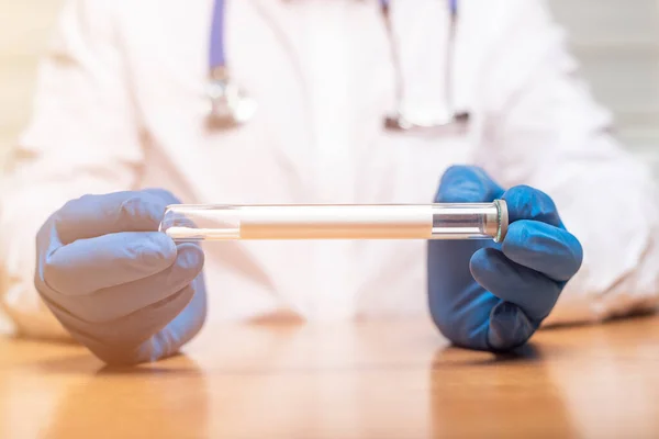 Mãos Médico Masculino Segurando Tubo Ensaio Laboratório Perto — Fotografia de Stock