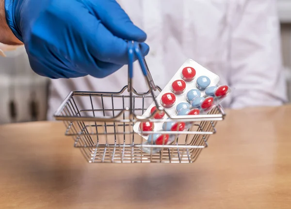 Cesta Metal Compras Cheia Comprimidos Vitaminas Mão Masculina Luva Protetiva — Fotografia de Stock