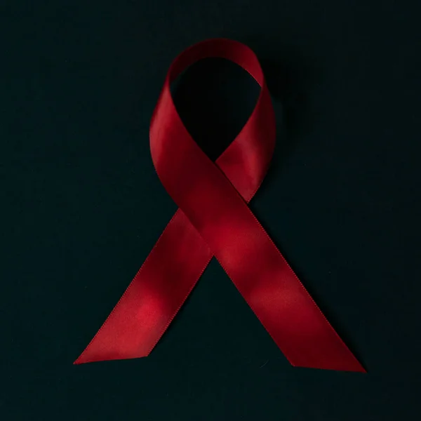 世界艾滋病日的概念 黑色背景上的红丝带 — 图库照片