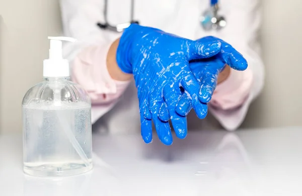 Γιατρός Χέρι Πλύσιμο Απολυμαντικό Αλκοόλ Τζελ Για Τον Καθαρισμό Την — Φωτογραφία Αρχείου