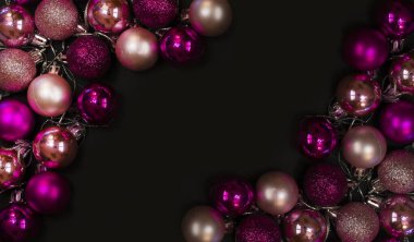 AIDS ve HIV dünya desteği için kırmızı kurdele, yakın çekim. Kadın doktorun eli..