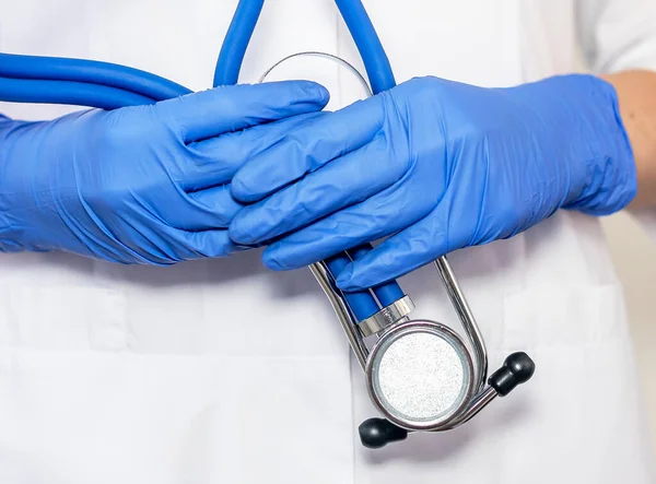 Primer Plano Las Manos Del Médico Guantes Con Estetoscopio Concepto —  Fotos de Stock