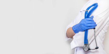 Steteskop, tıbbi muayene konsepti, ürün profili, yan görüş olan doktor ellerine yakın çekim yapın. Kopyalama alanı olan yatay pankart.