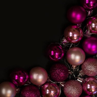 AIDS ve HIV dünya desteği için kırmızı kurdele, yakın çekim. Kadın doktorun eli..