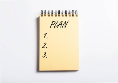 Boş defter kağıdına 1, 2, 3 adım veya noktalı yazıyı planla.