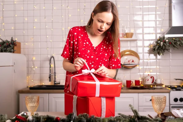 Mujer Caucásica Joven Feliz Sorprendido Por Desempacar Regalos Navidad Regalos —  Fotos de Stock