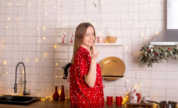 Mujer Pijama Sonriendo Llamando Degustar Comida Festiva Cocinar Cena Víspera —  Fotos de Stock