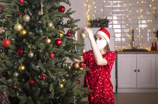 Mujer Joven Con Mascarilla Pijamas Decorando Árbol Navidad Casa Sola —  Fotos de Stock