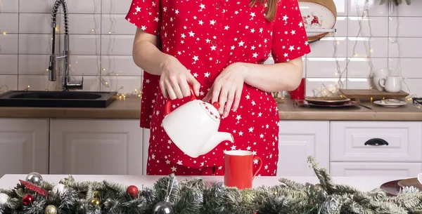 Female Hands Pouring Tea Cup Mug Teapot Standing Decorated Kitchen — Stockfoto