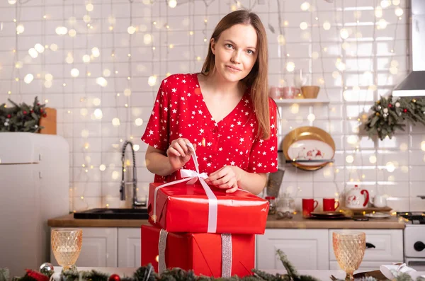 Feliz Joven Caucásica Mujer Contenta Con Desempacar Regalos Navidad Regalos —  Fotos de Stock