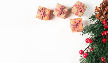 Titreşimli köknar ağacı dallı Noel afişi ve metin için yeri veya yeri olan beyaz pankarta sarılmış hediye kutuları.