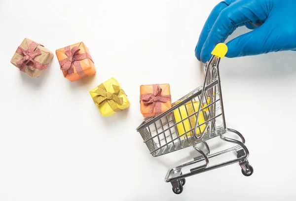 Panier Chariot Rempli Boîtes Cadeaux Dispersées Roulées Main Dans Gant — Photo