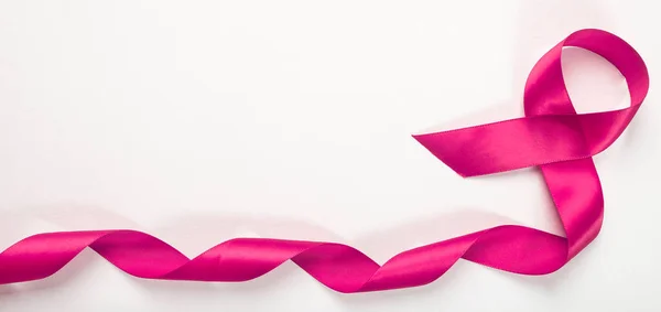 白色横幅上的粉红丝带 带有复制空间或文字位置 妇女乳腺癌日 — 图库照片