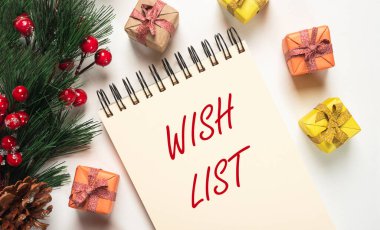 Noel Dilek Listesi Yazısı Firtree şubesi ve hediye kutularıyla çevrili.