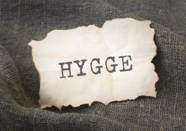 El işi kağıdına yazılan Hygge kelimesi. Samimiyet ve mutluluk