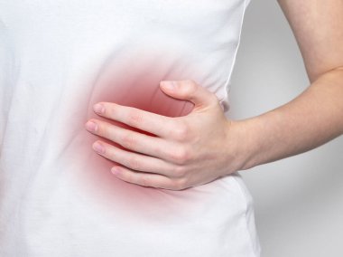 Karaciğer ağrısı. El ele tutuşan vücut parçası.