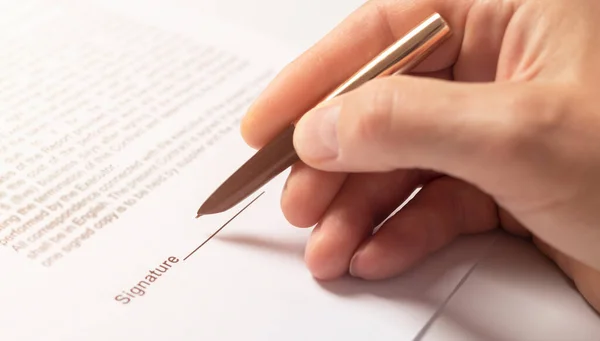 Sözleşme Imzalama Konsepti Şadamı Elinde Kalemle Belgeyi Kapatıyor Pankart — Stok fotoğraf