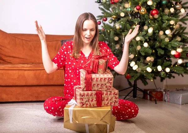 Mujer Joven Sorprendida Sentada Con Cajas Regalo Cerca Del Abeto —  Fotos de Stock