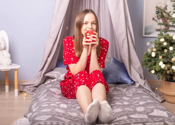 Mujer Joven Sola Cama Bebiendo Soñando Pijama Rojo Habitación Decorada —  Fotos de Stock