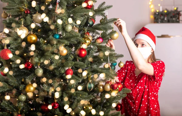 Mujer Joven Con Mascarilla Pijamas Decorando Árbol Navidad Casa Sola —  Fotos de Stock