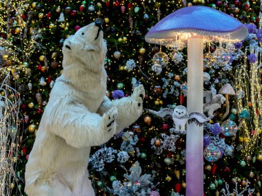 Noel 'de beyaz tüylü sevimli ayı. Mantarın yanındaki peri masalı hayvanı.