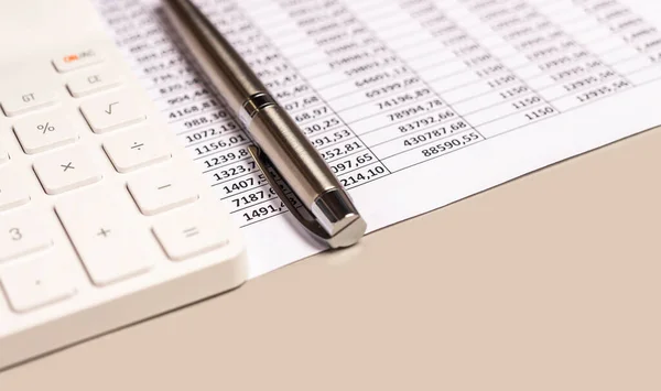 Финансовая Концепция Бизнеса Бухгалтер Рабочее Место Документами Цифрами Калькулятор — стоковое фото