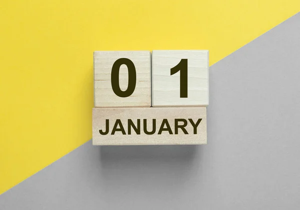 1月1日在木制日历上登记 背景是2021年流行的黄色和灰色 从悲伤的2020年到快乐的2021年概念 — 图库照片