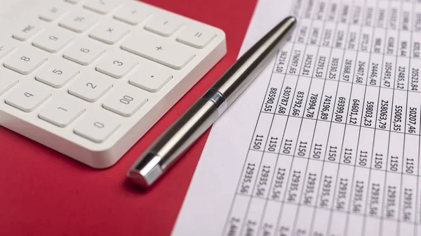 Finansal Belgeleri Kırmızı Masada Kalemle Yazan Hesap Makinesi Muhasebecinin Işyeri — Stok fotoğraf