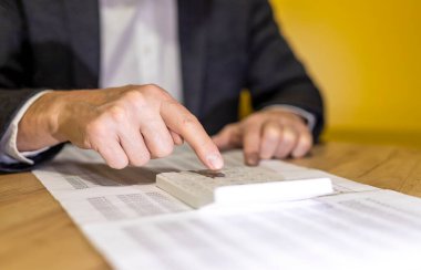 Muhasebe ve mali dökümanların analizi, hesap makineli diyagramlar. Hesaplamalar yapılıyor