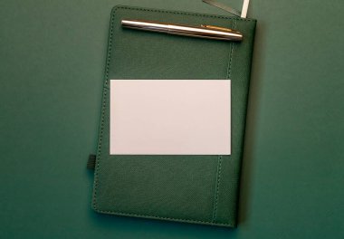 Yeşil arka planda defter üzerinde kağıt. Model.