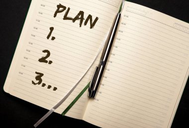 Sarı masadaki plan listesi. Kelime ya da yazıt.