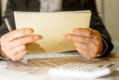 Adam okuyup mali belgelerle çalışıyor ve sözleşmeyi kapatıyordu.