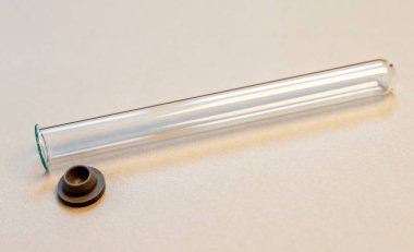 Laboratuvar analizi için cam boş temiz test tüpü.