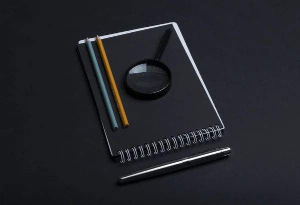 Блокнот Ручкою Олівцем Збільшувальним Склом Чорному Тлі — стокове фото