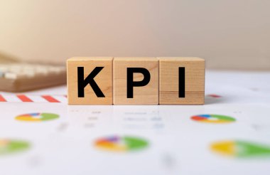 Küpler hakkında KPI kelimesi. Anahtar performans göstergesi.