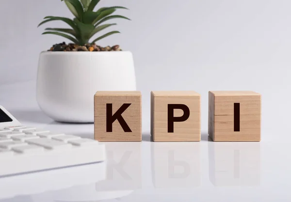 Küpler hakkında KPI kelimesi. Anahtar performans göstergesi.